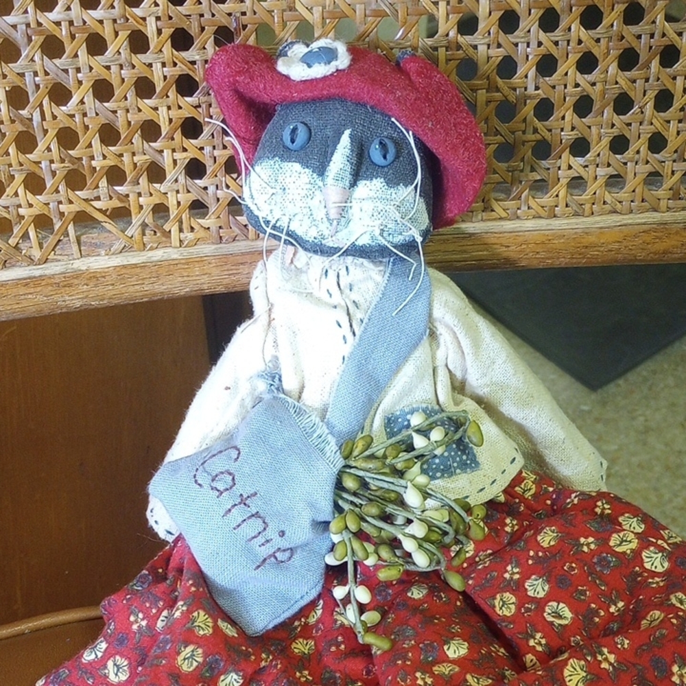 Tender Heart Treasures Folk Art Country Cat w/ Floral Outfit & Hat